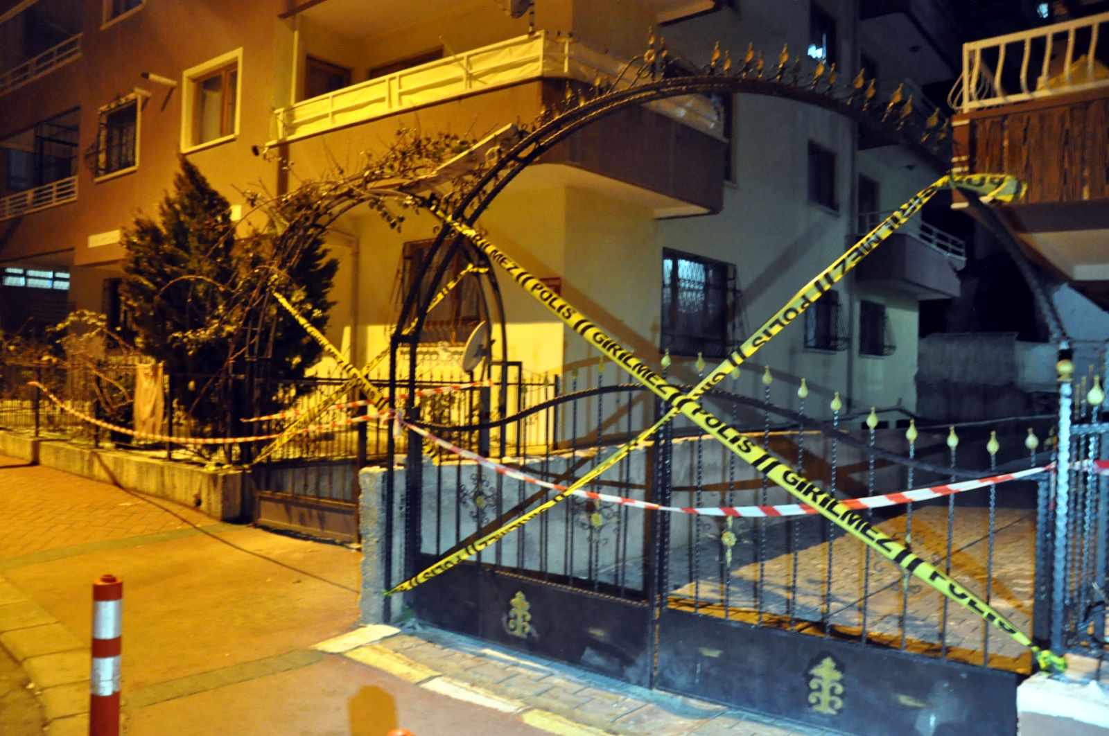 Başkentte toprak kayması 2 apartman tahliye edildi Başkentte toprak kayması 2 apartman tahliye edildi